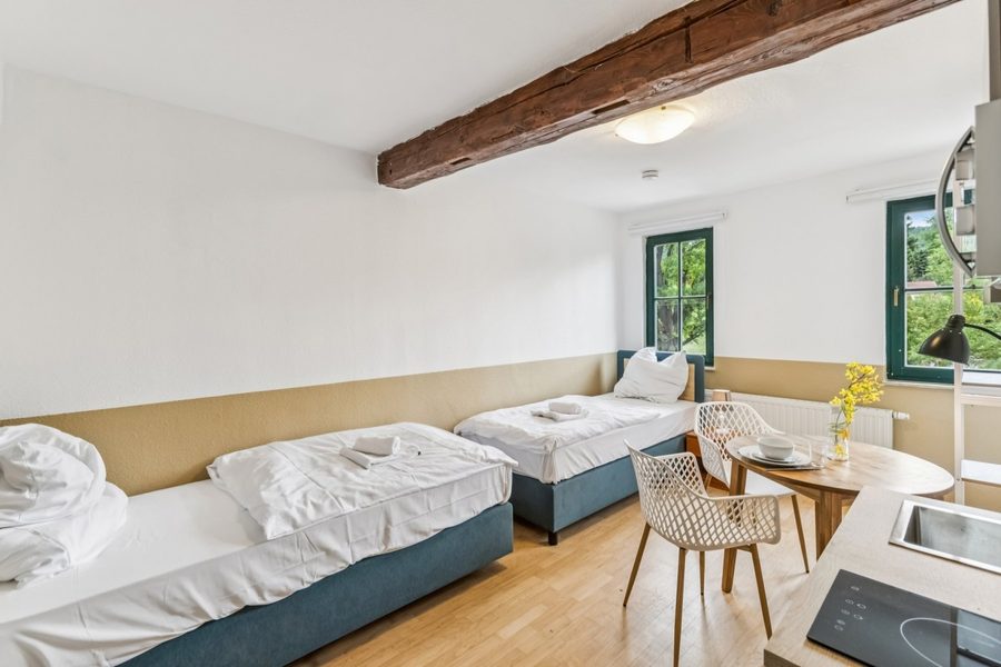 Studio mit Küchenzeile unter altem Deckenbalken im Gasthof Deutsche Eiche