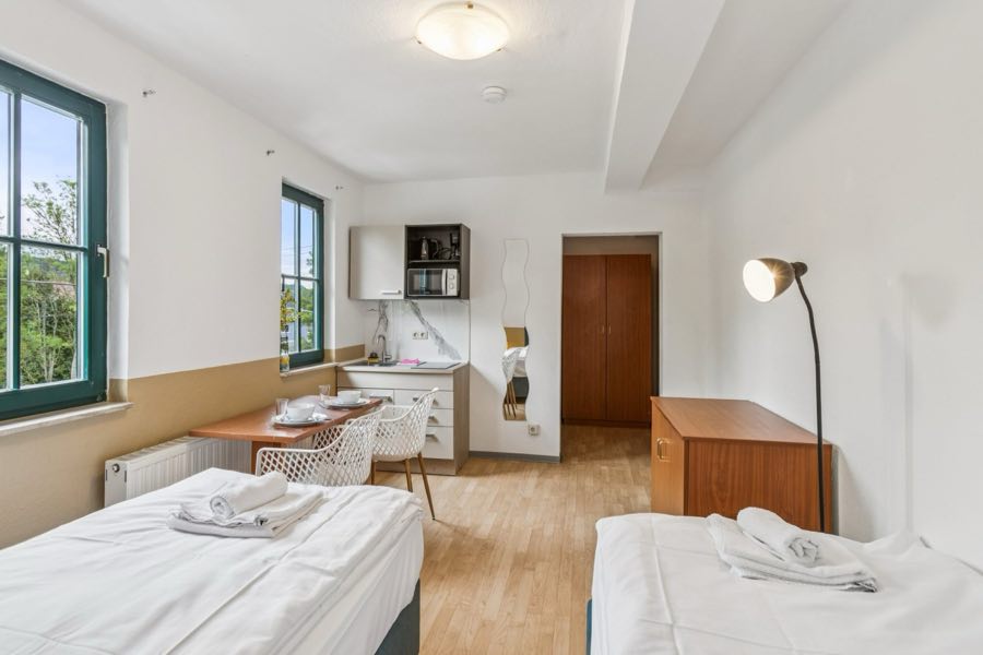 Zimmer mit Küchenzeile und Essplatz im Gasthof Deutsche Eiche