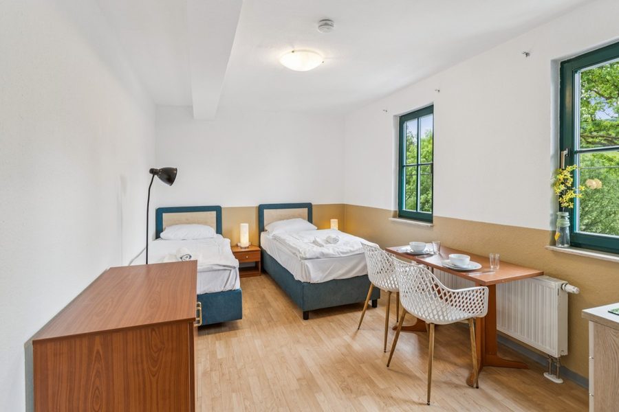 Zweibettzimmer mit Essplatz am Fenster im Gasthof Deutsche Eiche